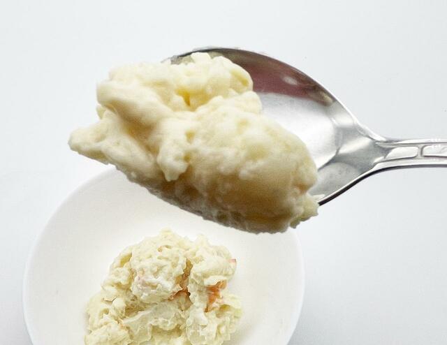 ローソン「国産じゃがいものポテトサラダ」を持ち上げたところ