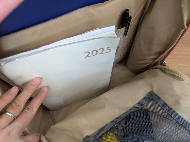 【ワークマン×フルクロ　たためて自立する撥水デイリュック】容量は約15L。本体はダブルファスナー式で大きく開くので、A4サイズも立てて入れやすい構造！