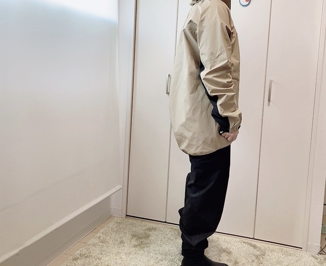 【ワークマン INAREM(イナレム)レディースレインスーツ】上着の裾はサイクルカット&滑り止め付きでめくれにくい