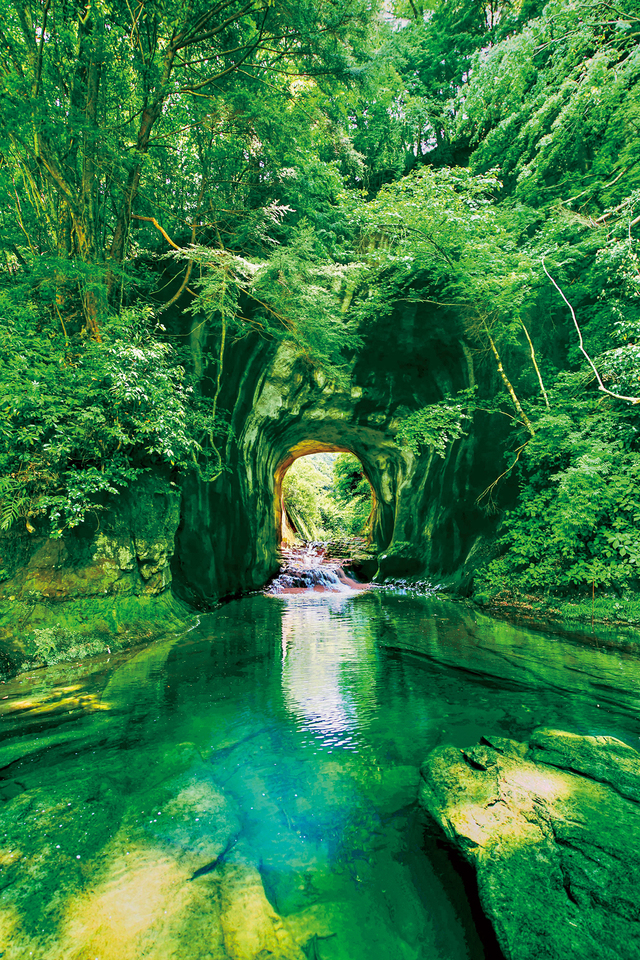 幻想的な光が射す フォトジェニックな濃溝の滝