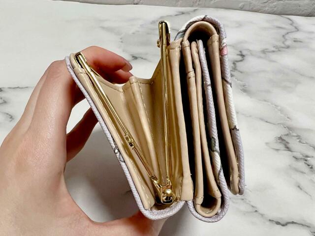 ライトブルー×ベージュのバイカラーがキュート【アベイル×ちいかわ】がま口財布(ちいかわ)※ハチワレの総柄口金財布:1,980円(税込)