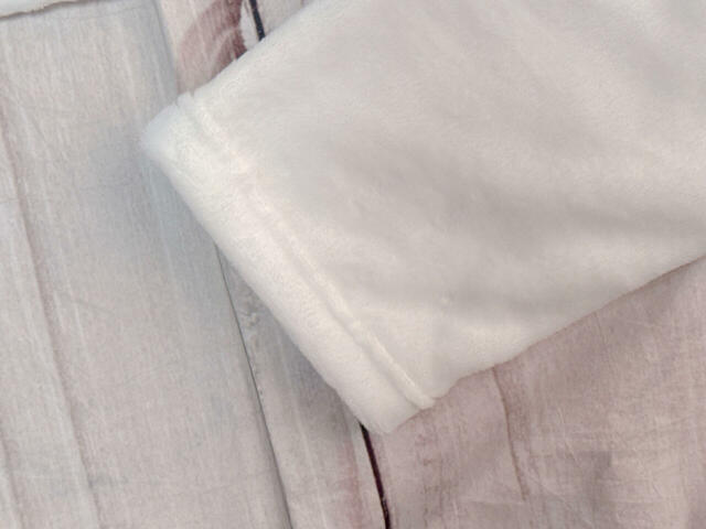 袖口はゴムやリブ仕様ではなく、ゆるっとしたデザイン