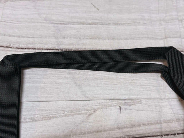 持ち手の中央は二つ折りで縫われており、持ちやすい工夫がされています
