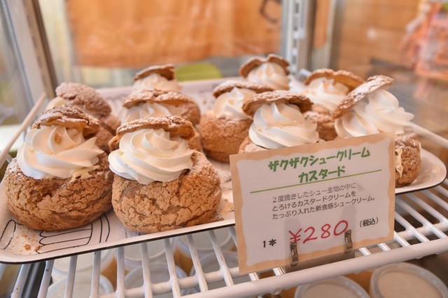 カスタードや生クリームもいっぱいなシュークリーム