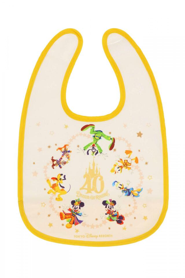 スタイ 2,500円｜サイズ：（広げたサイズ）縦約36×横約25cm｜東京ディズニーリゾート40周年“ドリームゴーラウンド”スペシャルグッズ｜発売日：2023年4月10日（月）｜販売店舗：東京ディズニーランド「グランドエンポーリアム」、東京ディズニーシー「エンポーリオ」