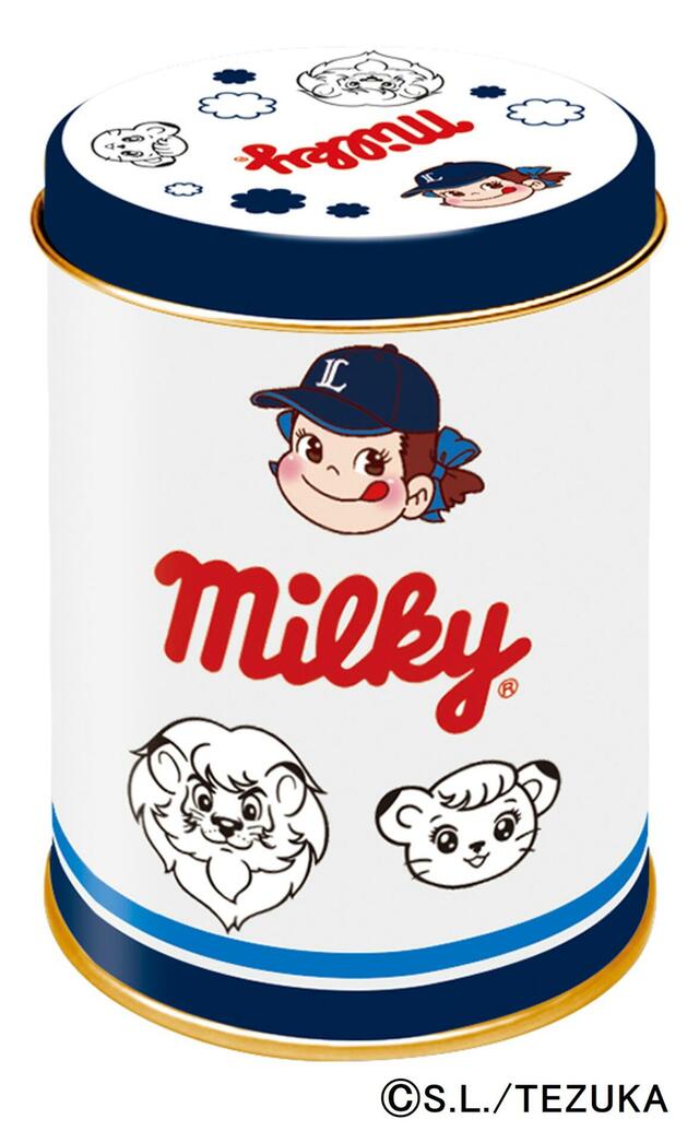 「ミルキー缶(みんなでLポーズ)裏」<価格:880円(税込)>【“ペコちゃん×埼玉西武ライオンズ”の人気コラボが今年も実現! Lポーズをしているオリジナルデザイン商品が登場!】