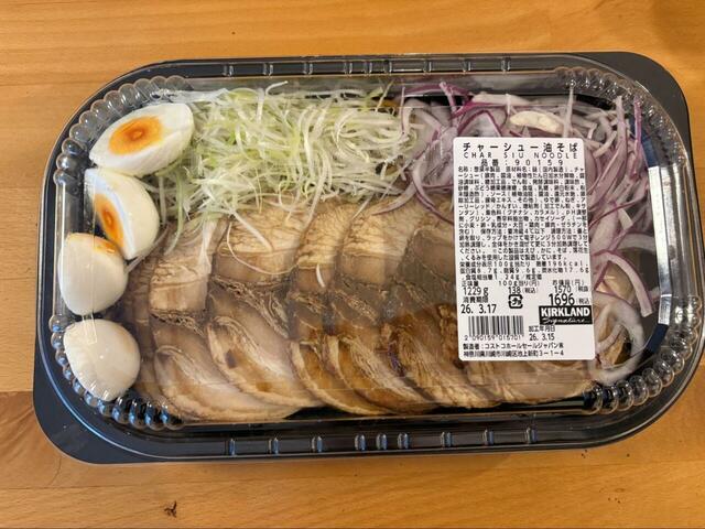 【コストコ チャーシュー油そば】ふんわりとした白髪ねぎと紫玉ねぎがたっぷりのったチャーシュー油そばです◎