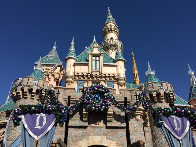 眠れる森の美女の城にもクリスマスの飾り付けが