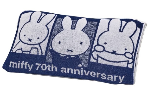 【ミッフィー】「ミッフィー70thデザインのびのびタオルピローケース」（64×34cm）ネイビー 2,200円