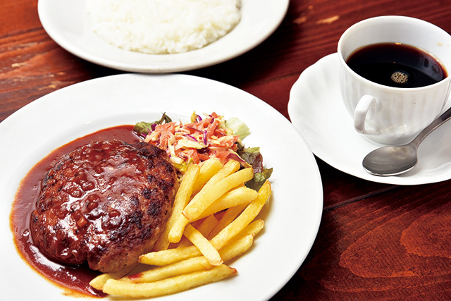 CAVE dEST ぶどう酒や ハンバーグ デミグラスソース（ライス付） 900円 デミグラスソースと肉の味がしっかり楽しめる。