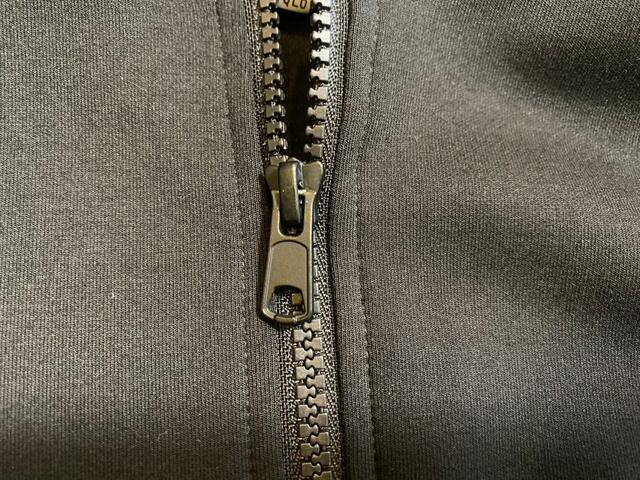 【ユニクロ ドライスウェットリラックスパーカ】ファスナーのスライダーはプラスチック製です