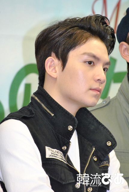 一点を見つめるリッキー(TEENTOP)