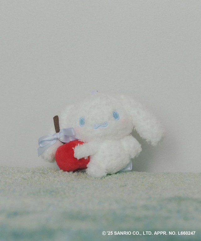 【シナモロール×VIS】「ぬいぐるみチャーム」ホワイト ￥3,289／チェリーを抱えて横を向く、ここでしか手に入らないVIS限定のシナモロール