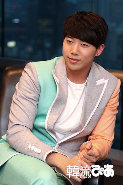 U-KISSの「韓流ぴあ」取材の様子　フン