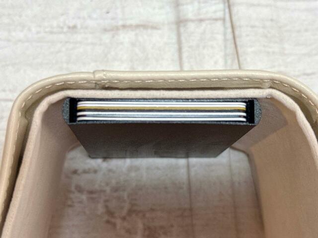 本体の注意書きに「7枚以上は入れないでください」と記載があるため、7枚以上詰め込まないようにしましょう