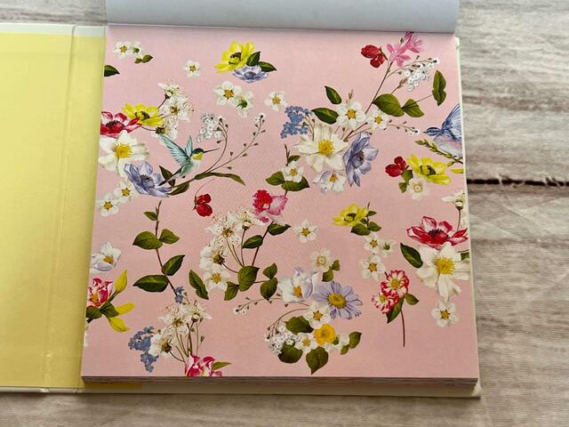 13柄目。淡いピンクに華やかなお花と鳥が描かれた大人かわいい1枚です