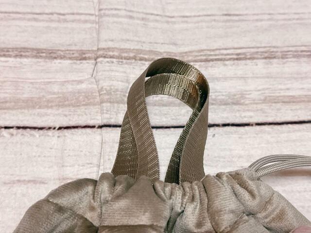 持ち手や巾着紐にも光沢感のある素材が使われており、全体的に高見えします！