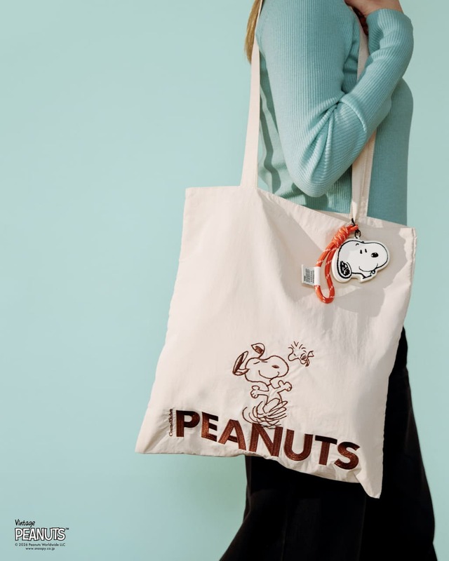 【PEANUTS×コスメキッチン】Cosme Kitchen＜PEANUTS＞エンブロイダリートートバッグ　アイボリー 2,970円／大胆なPEANUTSの刺繍ロゴが魅力の日常に寄り添うトートバッグ