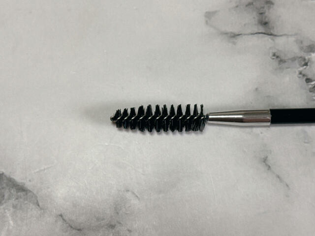 眉の毛流れを整えるのに便利なスクリューブラシ