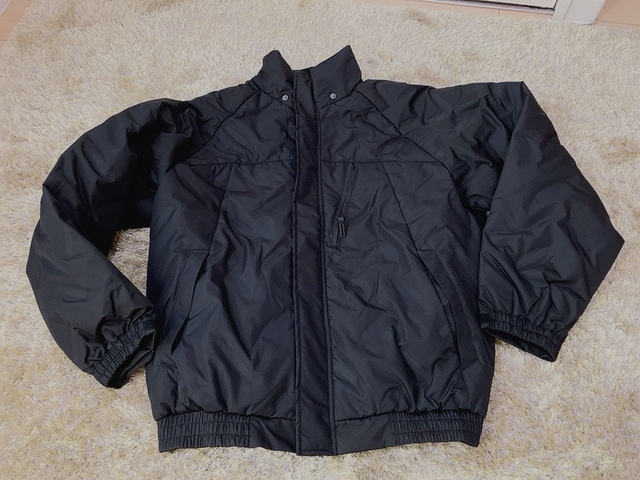 【ワークマン 洗えるフュージョンダウンシームレスワークジャンパー】フードを外すとよりスタイリッシュな印象に