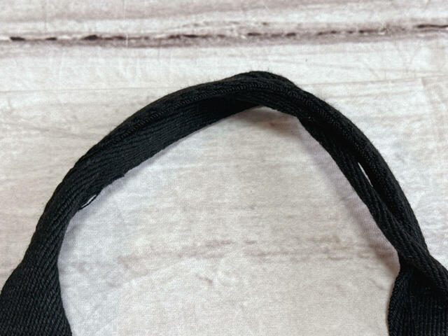 持ち手の中央は二つ折りで縫われており、持ちやすい工夫が凝らされているのもうれしい
