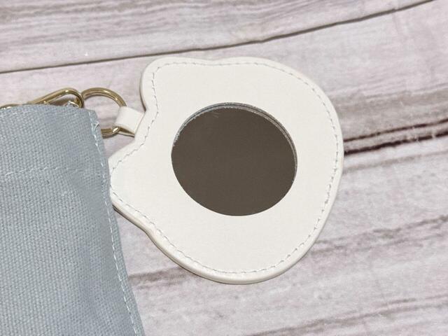 背面にはミラー付き。サッと身だしなみチェックができて便利！