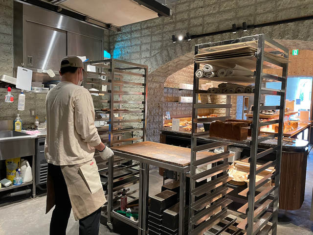 【mills by TruffleBAKERY】厨房からも売り場を見渡せる