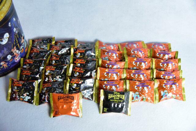 チョコレートクランチ 2,200円 柿の種入りミルク(黒袋)、芋けんぴ入りホワイト(オレンジ袋)