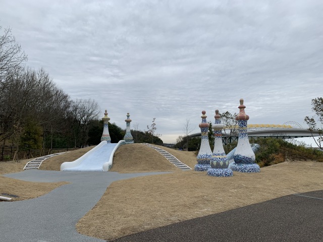 魔女の谷の入口ゲート前にあるオブジェの裏側