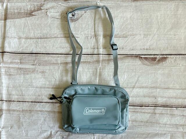 ブルーグレーカラーが爽やかな2層式のショルダーバッグ