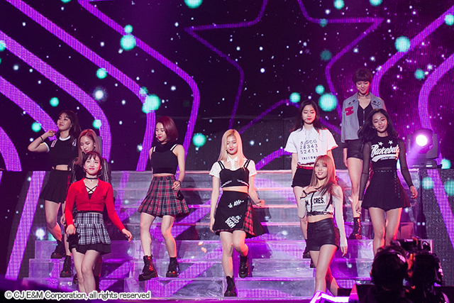 TWICE　『KCON 2016 Japan』4月10日＠幕張メッセ国際展示ホール7,8ホール