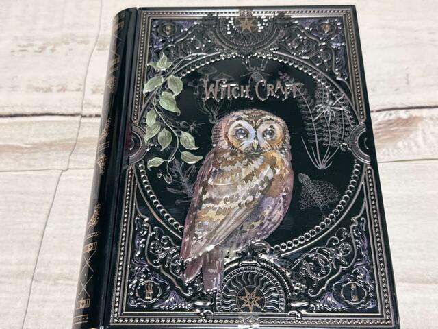 【カルディ 魔法辞書クッキー缶】魔女が使う魔法の辞書をイメージしたブック缶!エンボス加工が施された美しいデザインです