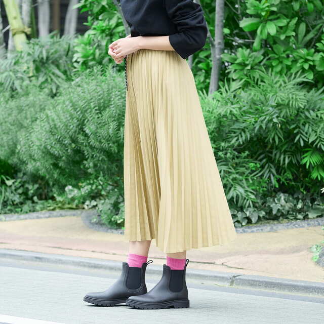 レディース撥水ライトプリーツスカート(税込1,900円)　トップスをインにした時の着こなし例