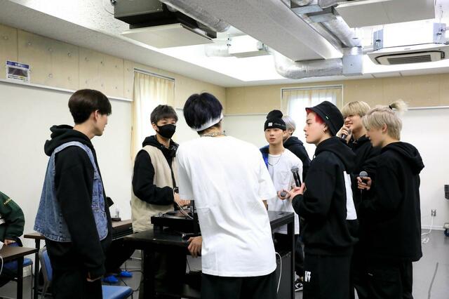 DJ RIONを囲んで入念に打ち合わせ