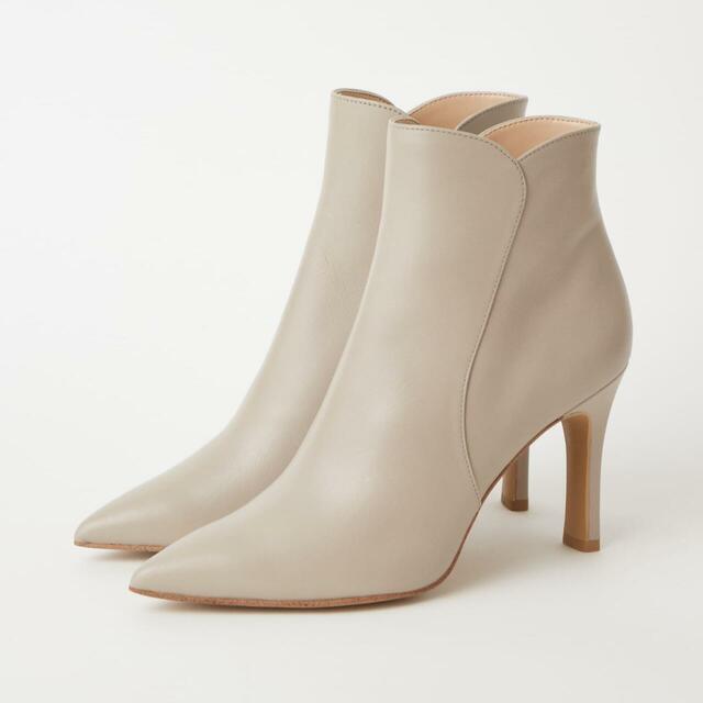 「ポインテッドショートブーツ」グレージュ 28,600円（税込）