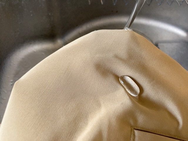 【ワークマン リラックスフィットコーチジャケット】撥水加工が施されていて、水をかけると水滴がサラッと落ちました
