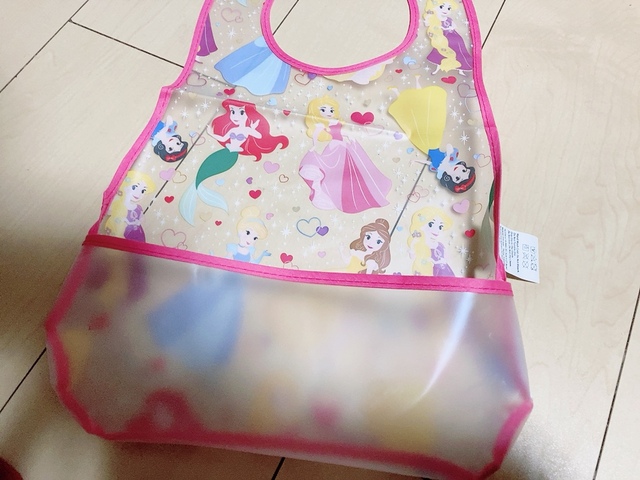 【ダイソー お食事エプロン（ディズニープリンセス）】食べこぼしをキャッチするポケット付き
