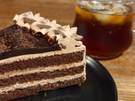 【コメダ珈琲店 氷点下ショコラ】天面のガナッシュとチョコクリーム、チョコスポンジのレーヤーが美味しそうですね