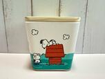 【カルディ×PEANUTS/スヌーピー バンブーコンテナ】でも当のオラフはひっくり返ったまま。のんびり屋のオラフの性格がよく表れています…!