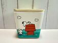 【カルディ×PEANUTS／スヌーピー バンブーコンテナ】でも当のオラフはひっくり返ったまま。のんびり屋のオラフの性格がよく表れています…！