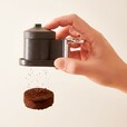 フィルターを外して背面のボタンを押すだけで、使用済みのコーヒー粉を簡単に捨てられる【全自動コーヒーマシン「COFFEE CRUSH」】