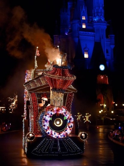 TDL】新「エレクトリカルパレード」リニューアル後初のクリスマス限定