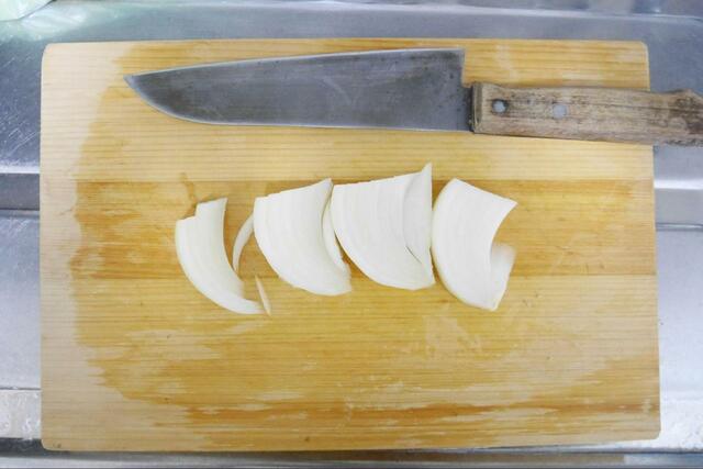 【味の素KK スチーミー® 鶏のうま煮用 特製香味醤油たれ】玉ねぎをくし切りにします