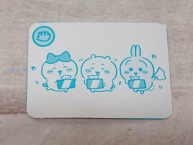 【ちいかわ キラだッッ ホログラムカードメーカー】裏面はティッシュを楽しそうに持っているかわいいちいハチうさです！