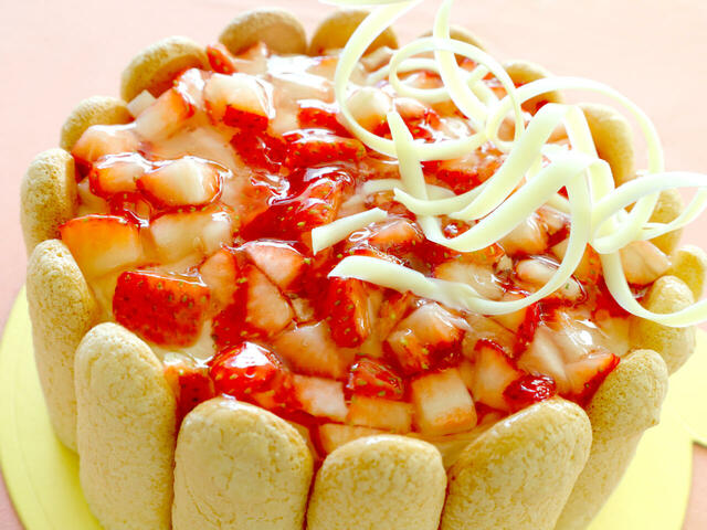 「いちごのシャルロット」＜期間：2026年2月21日～23日、3月14日、15日＞【【東京ベイ舞浜ホテル ファーストリゾート】20種類以上のいちごスイーツが食べ放題！5日間限定の「ストロベリースイーツビュッフェ」開催！】