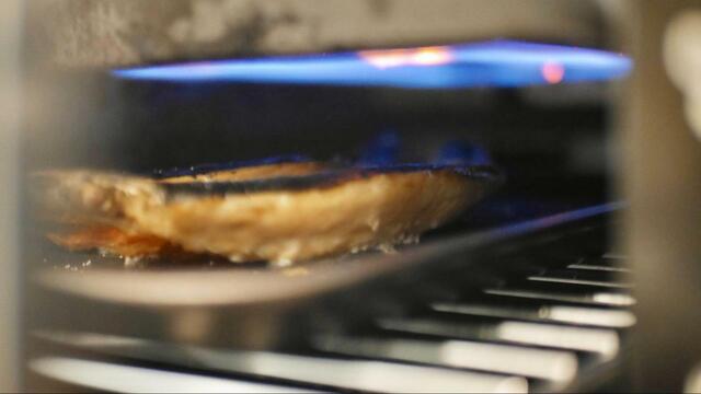 【お手入れ簡単焼き魚トレー】魚焼きグリルの網にトレーを置くだけ！