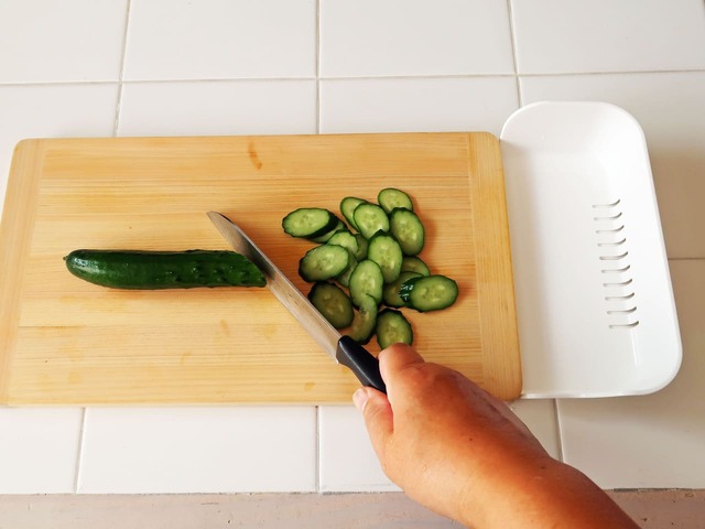 【まな板キャッチャー】サラダを作るときの使用イメージ1