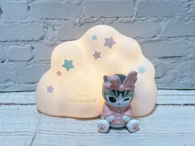 【⼀番くじ mofusand/A賞:にゃんこのおやすみルームライト】スイッチを入れると雲がほわんと光ります。こちらは明るい状態の部屋で点灯させた状態