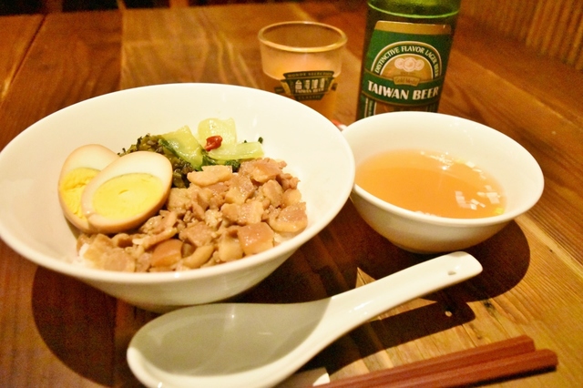 劉ママのルーロー飯(スープ付き/880円)