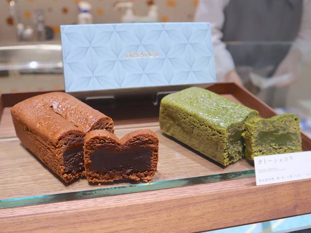 左：「ガトーショコラ（黒檀）」2,592円（税込）右：ガトーショコラ（抹茶）2,592円（税込）